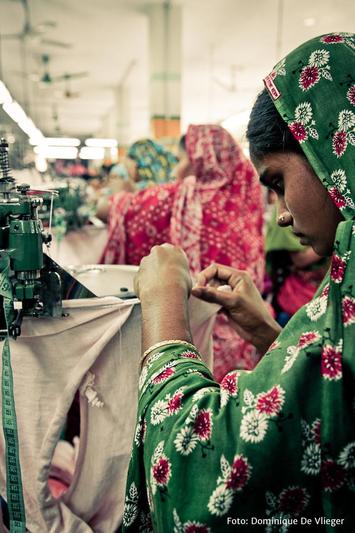 Bangladesh arbeidster aan het werk in een kledingfabriek