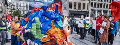 Reusachtige bal van kleren rolt door de Nieuwstraat