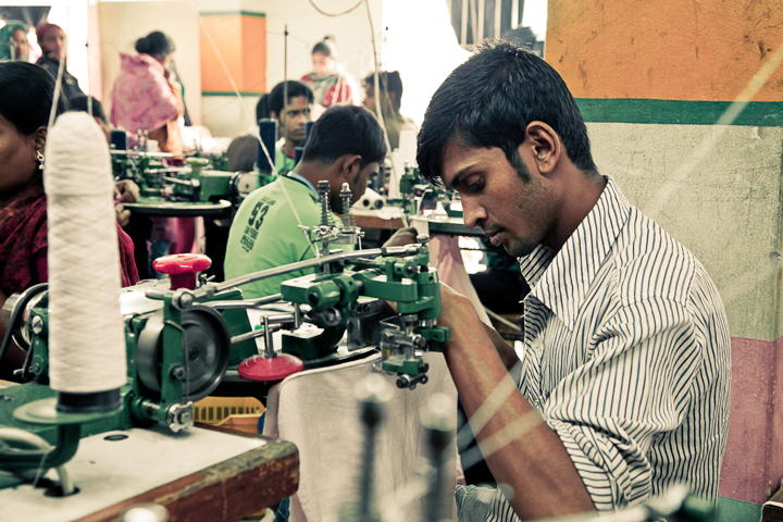 Bangladesh man met naaimachine