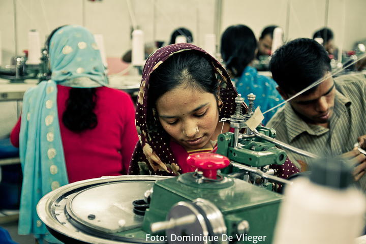 Bangladesh_vrouw_aan_het_werk_in_naaiatelier.jpg